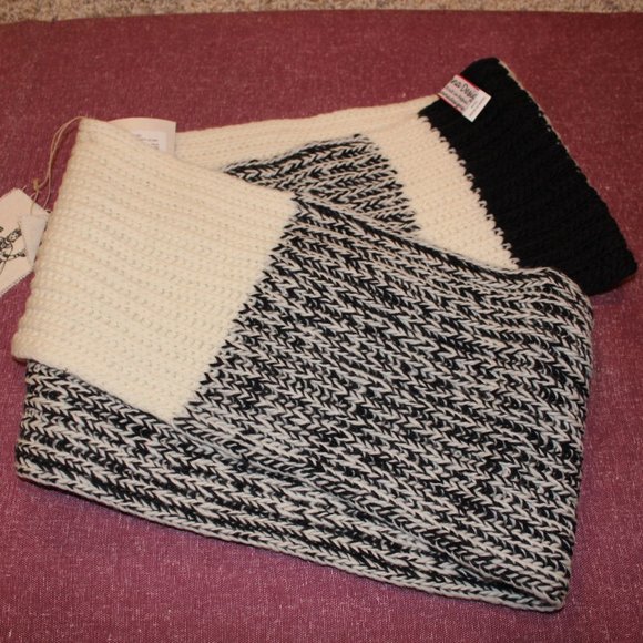 HM Nepali B&W Merino "Ivy League" Infinity Scarf - Picture 3 of 5